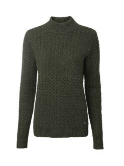 Der Chevalier Damen Wollpullover Minley Mockneck in der Farbe Dark Green hat ein Jaquard-Zopfmuster aus Wolle/Lamull-Garn. Bild auf weißem Hintergrund.