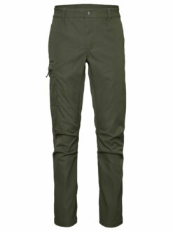 Die Chevalier Damenhose River in Sarg Green mit abgewinkelte Knie und verstellbaren Beinabschlüssen. 2 Front-, 2 Gesäß- und 1 Beintasche. Bild auf weißemHintergrund.