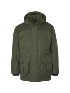 Die Chevalier Herren Winterjacke Frost in der Farbe Grün besteht aus warmer Wattierung und wasserfester Membran. Sie verfügt über eine verstellbare Kapuze, verstellbaren Taillenbund, zahlreiche Taschen und Codura Verstärkung an der Schulter. Bild auf weißem Hintergrund.