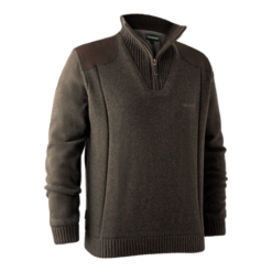 Der Deerhunter Herren Pullover Carlisle besteht aus Stormliner Membran mit Lammwolle in der Farbe Dunkelbraun. Er verfügt über Zip-kragen, Wildleder-Patches an Ellenbogen und Schultern, gerippte Bündchen sowie Ziernähte an den Seiten. Bild auf weißem Hintergrund.