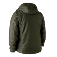 deerhunter-herren-winterjacke-ram. Die Deerhunter Herren Winterjacke Ram in Grün verfügt über 1 Kapuze sowie Fron- und Brusttaschen. Sie besteht aus wasserfester Membrane mit isolierender Wattierung. Bild auf weißem Hintergrund.