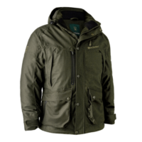 deerhunter-herren-winterjacke-ram Die Deerhunter Herren Winterjacke Ram in Grün verfügt über 1 Kapuze sowie Fron- und Brusttaschen. Sie besteht aus wasserfester Membrane mit isolierender Wattierung. Bild auf weißem Hintergrund.