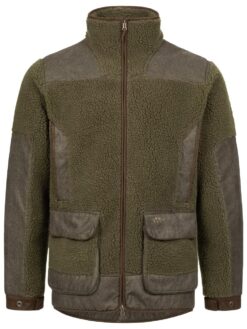 Die Blaser Herren Fleecejacke Sherpa in Dunkeloliv verfügt über 2 Frontpattentaschen mit geräuschlosen Druckknöpfen und Munitionsschlaufen sowie 2 Reißverschluss-Brusttaschen. Besätze im Vintage-Look an Schultern, Armen, Saum und Taschen bieten edlen Look. Bild auf weißem Hintergrund.