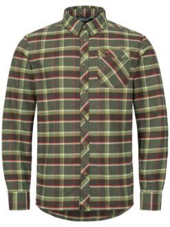Das Blaser Herrenhemd Charles aus weichem Flanell mit Karomuster in rot/grün, langen Ärmeln, Brusttasche mit Logo und Button-Down-Kragen. Bild auf weißem Hintergrund.