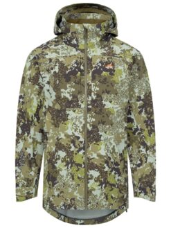 Die Blaser Herren Jacke Huntec Resist 3L in Camo-Tarrnmuster verfügt über ein 3 lagiges Gewebe und 2 Einschubtaschen sowie 2 Brusttaschen. Die Kapuze ist verstellbar. Bild auf weißem Hintergrund.