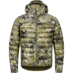Die Blaser Herren Daunenjacke Oberserver in Huntec Camo ist wasserabweisend.Sie verfügt über 2 Seitentaschen. Bild auf weißem Hintergrund.