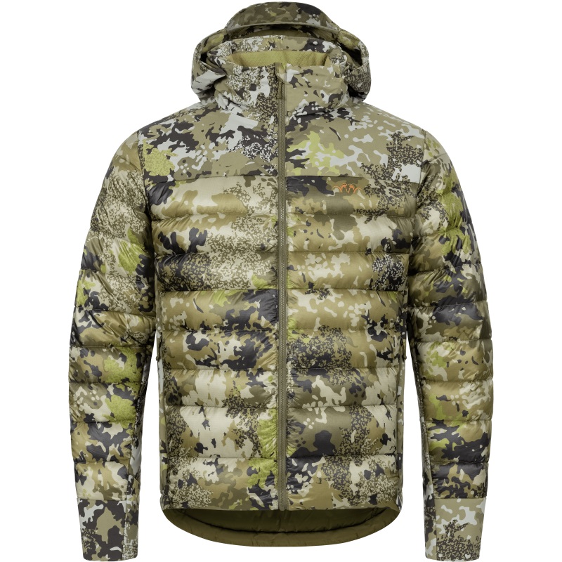 blaser-herren-daunenjacke-observer Die Blaser Herren Daunenjacke Oberserver in Huntec Camo ist wasserabweisend.Sie verfügt über 2 Seitentaschen. Bild auf weißem Hintergrund.
