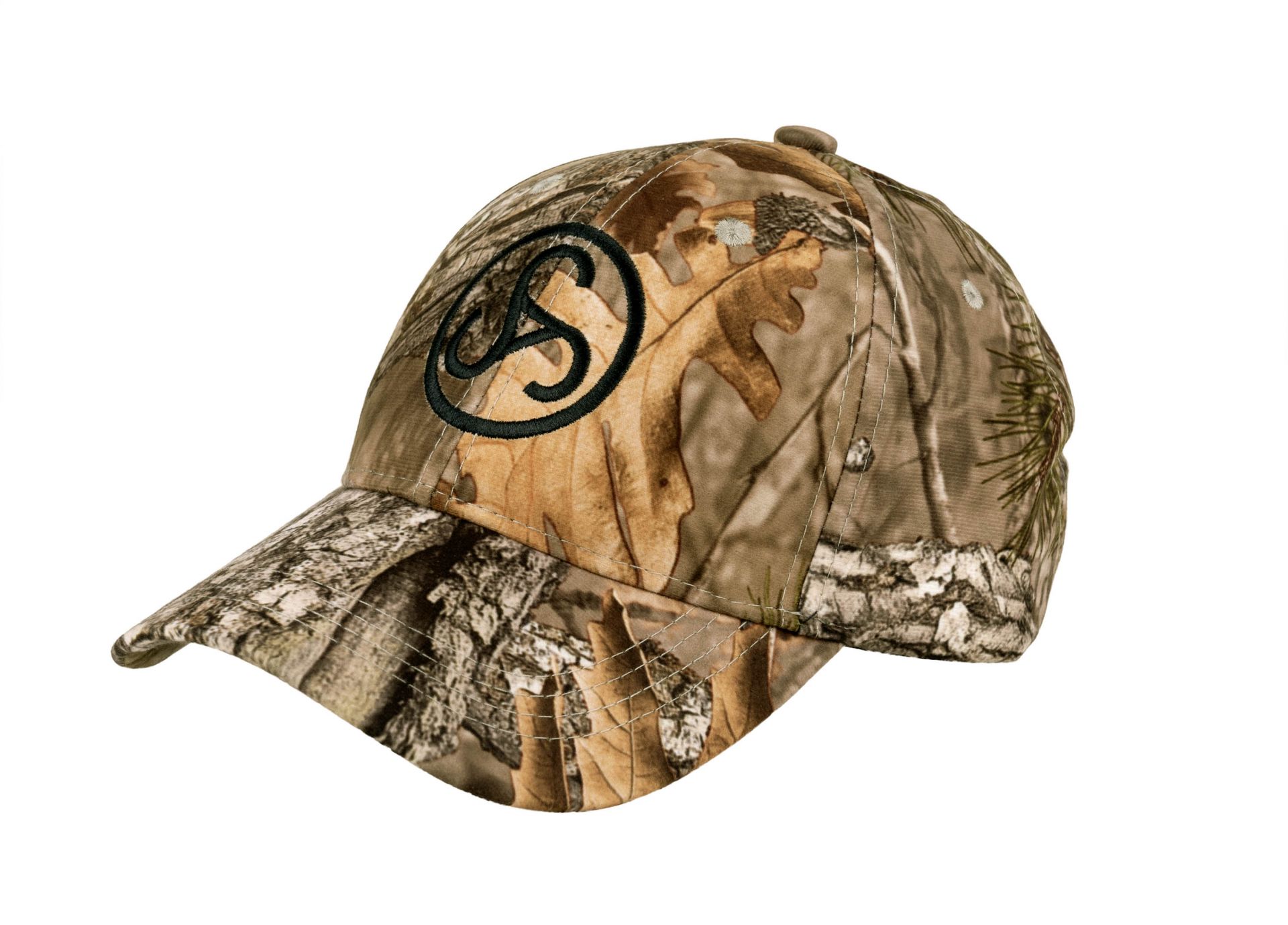 sauer-cap Eine Sauer Cap Camo im Tarnmuster mit Sauer Logo, verstellbarem Riemen und seitlicher Schlaufe auf weißem Hintergrund.