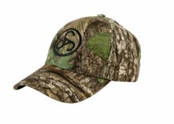 Eine Sauer Cap im Tarnmuster mit Sauer Logo, verstellbarem Riemen und Schlaufe. Bild auf weißem Hintergrund.
