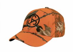 Eine Sauer Cap in Orange mit Blatt-Muster und Sauer Logo . Verstellbarer Riemen und seitliche Schlaufe. Bild auf weißem Hintergrund.