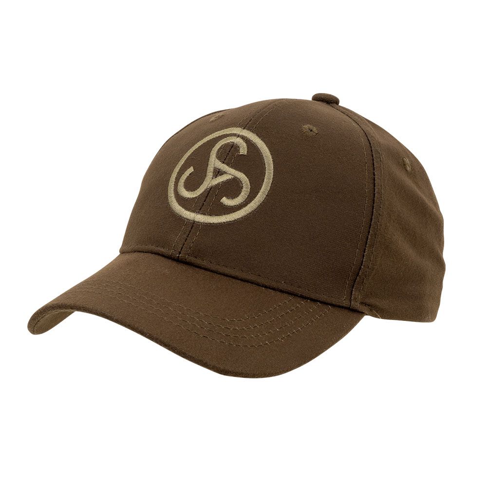 Die Sauer Cap Braun mit Sauer Logo auf der Front, seitlicher Schlaufe für Bruch und verstellbarem Riemen hinten. Bild auf weißem Hintergrund.