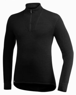 Das Woolpower Turtleneck in Grün und Schwarz ist ultra dünn und durch den hohen Wolleanteil sehr warm und transportiert Feuchtigkeit ab. Bild auf weißem Hintergrund.