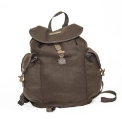 Mjoelner Hunting Rucksack Arvid ist ein Jagdrucksack aus Loden mit einem großem Hauptfach und 2 Seitentaschen. Volumen: 25L