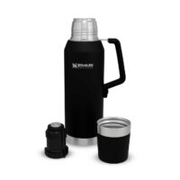 stanley-master-vacuum-flasche-1-3l schwarze Thermoskanne von Stanley. Hält bis zu 40 Stunden warm oder 35 Stunden kalt. Fassungsvermögen 1,3 L