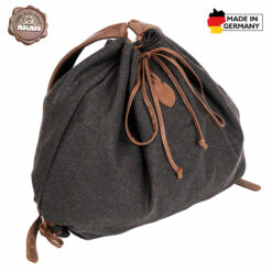 AKAH Gebirgsrucksack Loden/Elch-Leder ist durch die Teflon Beschichtung ein wetterfester Rucksack mit 38L Volumen und 4 Innentaschen.