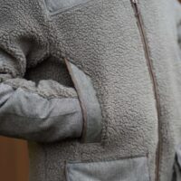 blaser-herren-fleecejacke-sherpa. Die Blaser Herren Fleecejacke Sherpa in Dunkeloliv verfügt über 2 Frontpattentaschen mit geräuschlosen Druckknöpfen und Munitionsschlaufen sowie 2 Reißverschluss-Brusttaschen. Besätze im Vintage-Look an Schultern, Armen, Saum und Taschen bieten edlen Look.