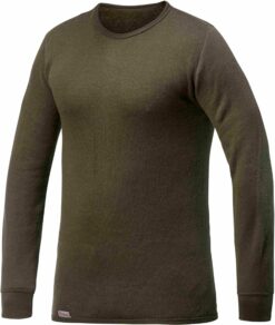 Das Woolpower Langarmshirt Crewneck in der Farbe Pine Green ist durch den hohen Merinowolleanteil isolierend und durch den Ullfrotté Stoff sehr dünn. Das Bild ist auf weißem Hintergrund.