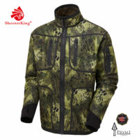 shooterking-herren-softshelljacke-wodlands Die Shooterking Herren Softshelljacke Woodlands ist wendbar mit einer Seite in Grün und der anderen Seite in Camouflage. Sie verfügt über 2 Seitentaschen, 2 Brusttaschen und 1 Armtasche mit Reißverschlüssen. Bild auf weißem Hintergrund.