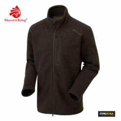 Die Shooterking Herren Jacke Forest Woolen in Braun verfügt über 2 Seitentaschen, 1 Brusttasche und 1 Armtasche mit Reißverschlüssen. Bild auf weißem Hintergrund.