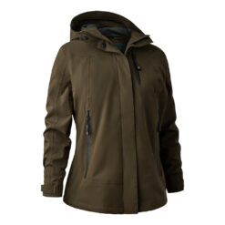 Die Deerhunter Damen Softshelljacke Sarek in den Farben Fallen Leaf und Butternut mit Kappe und wasserabweisender, winddichter Membran.Brusttasche, 2 Fronttaschen, 2-Wege-Reißverschluss , verstellbarer Saum. Bild auf weißem Hintergrund.