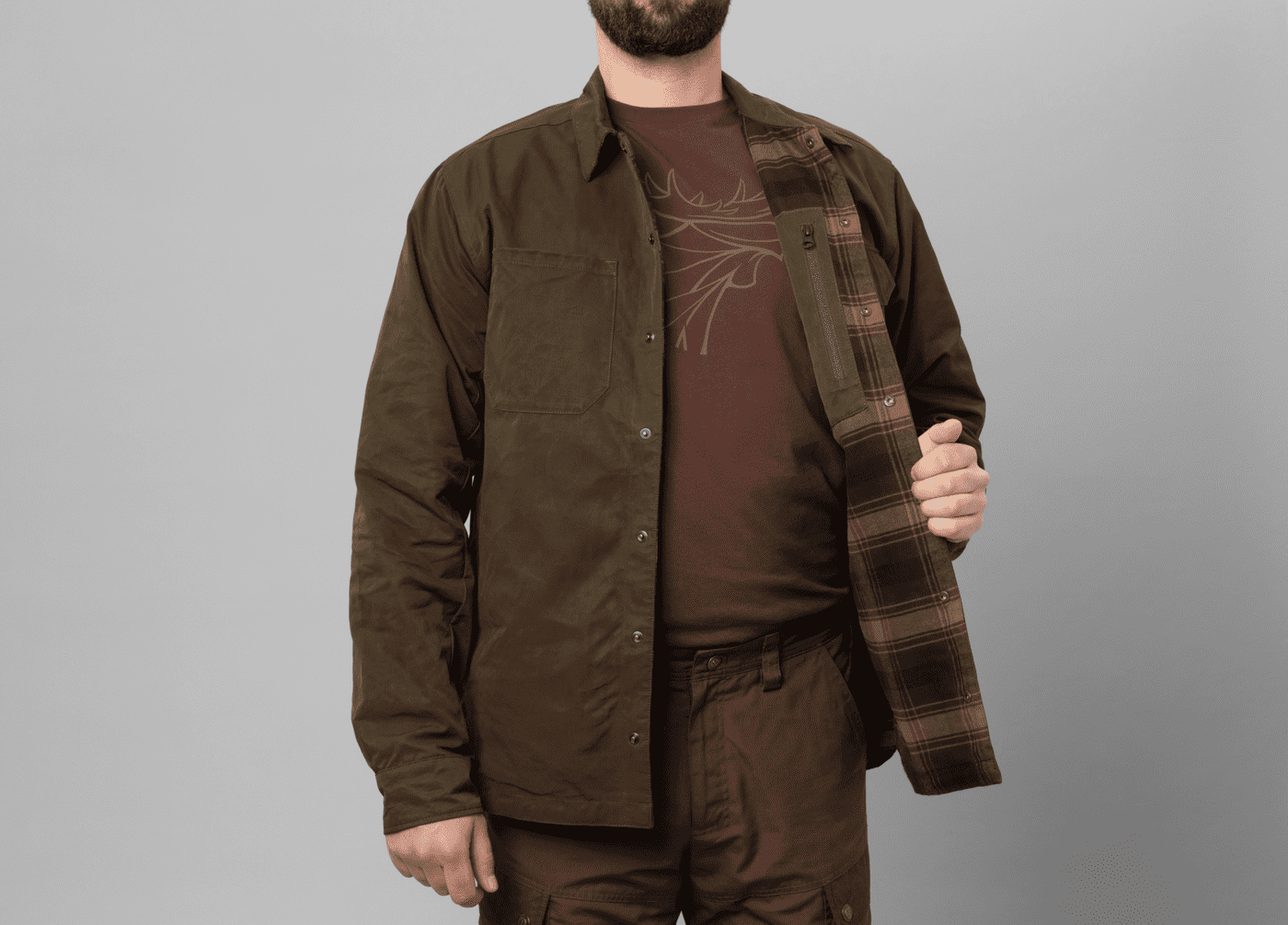 haerkila-hemdjacke-eirik-wendbar (3) Eine Härkila Hemdjacke Eirik in Karomuster zum Wenden mit langen Ärmeln, Brusttasche und Druckknopfleiste. Bild auf weißem Hintergrund.