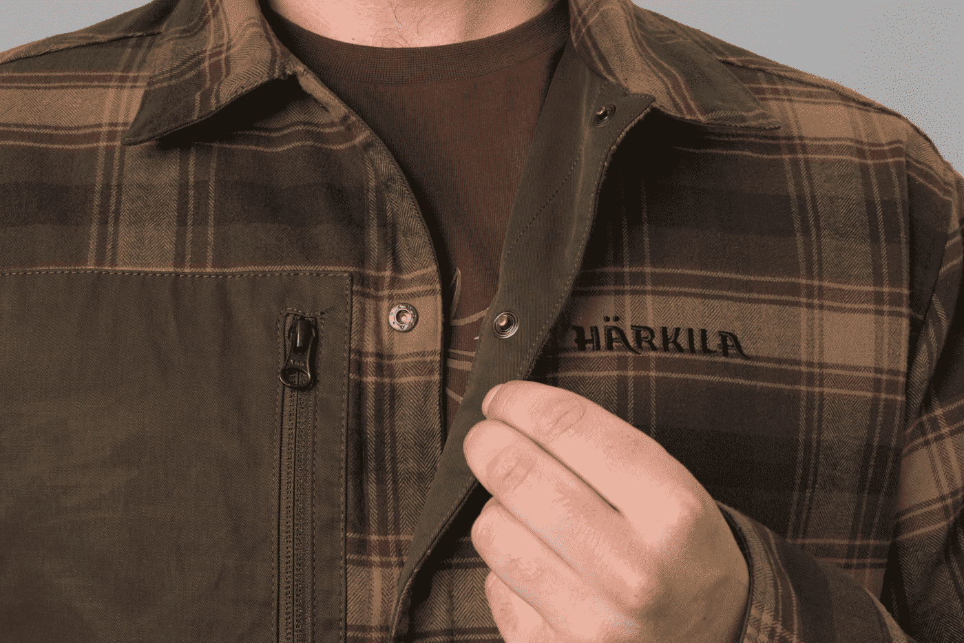 haerkila-hemdjacke-eirik-wendbar (5) Eine Härkila Hemdjacke Eirik in Karomuster zum Wenden mit langen Ärmeln, Brusttasche und Druckknopfleiste. Bild auf weißem Hintergrund.