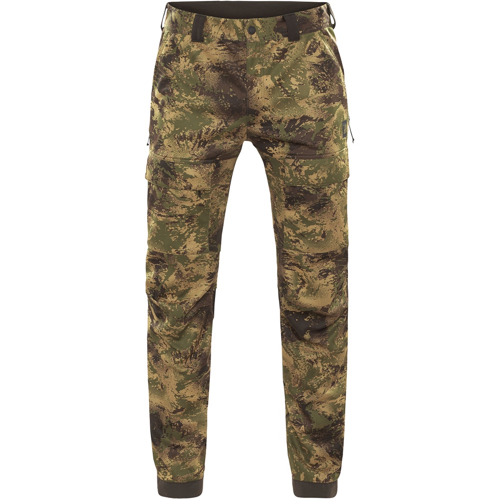 Die Härkila Herren Jagdhose Deer Stalker Camo Light in Tarnmuster mit vielen Taschen, Belüftungsreißverschlüssen, Gürtelschlaufe. Bild auf weißem Hintergrund.