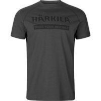 haerkila-unisex-logo-t-shirt.. Das Härkila Unisex Logo T-Shirt in den Farben Anthrazit und Dunkelgrün hat den Härkila Schriftzug auf der Brust und Kontraststreifen mit Härkila-Emblem im Nacken. Bild auf weißem Hintergrund.