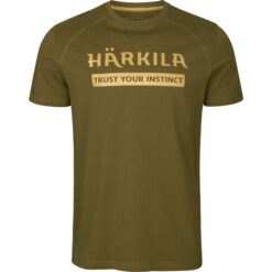 Das Härkila Logo T-Shirt 2er Pack in den Farben Sand und Oliv mit Härkila Logo auf der Brust und Rundhalsausschnitt. Bild auf weißem Hintergrund.