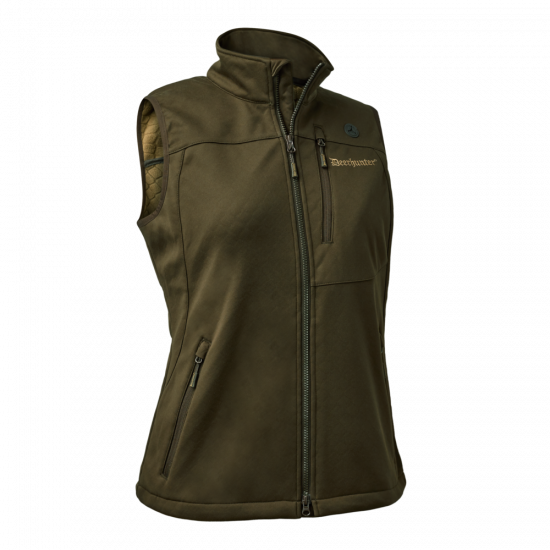 Deerhunter Damen Softshell Weste Lady Excape mit Kapuze in der Farbe Art Green ist durch 3-lagiges Softshell Material winddicht. Bild ist auf weißem Hintergrund.