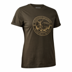 Das Deerhunter Damen T-Shirt Lady Ella in der Farbe Adventure Green mit jagdlichem Logo-Print und Rundhalsschnitt. Das Bild ist auf weißem Hintergrund.