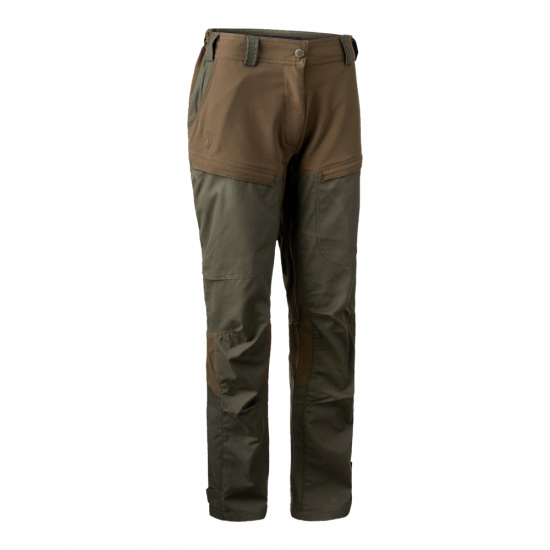 Die Deerhunter Jagdhose Lady Ann in Deep Green und Schwarz bietet durch Stretchbeigabe und Teflon Shield+ Behandlung Flexibilität, Wasser- und Schmutzabweisung. OEKO-TEX® zertifiziert. Zahlreiche Taschen, vorgeformte Knie, verstellbarer Taillenbund und Knöchel. Bild auf weißem Hintergrund.