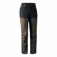deerhunter-herren-jagdhose-strike Die Deerhunter Herren Jagdhose Strike in Grün mit vorgeformten Knien, vielen Taschen und verstellbaren Beinabschlüssen. Bild auf weißem Hintergrund.