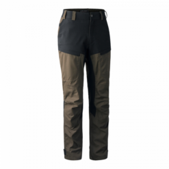 Die Deerhunter Herren Jagdhose Strike in Grün mit vorgeformten Knien, vielen Taschen und verstellbaren Beinabschlüssen. Bild auf weißem Hintergrund.