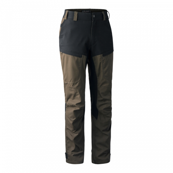 Die Deerhunter Herren Jagdhose Strike in Grün mit vorgeformten Knien, vielen Taschen und verstellbaren Beinabschlüssen. Bild auf weißem Hintergrund.