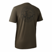 tshirt-deerhunter-easton(2) Das Deerhunter T-Shirt Easton in den Farben Drriftwood und Adventure Green hat einen Rundhalsausschnitt, vorne ein kleines Logo auf der Brust und auf der Rückseite einen Print. Bild auf weißem Hintergrund.