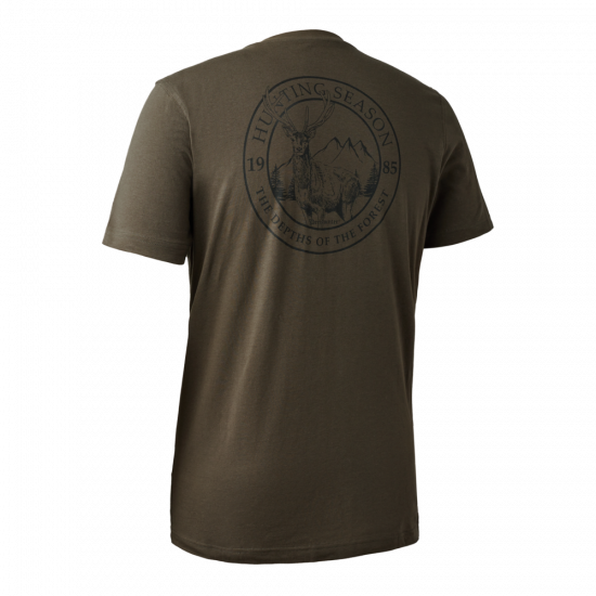 tshirt-deerhunter-easton(2) Das Deerhunter T-Shirt Easton in den Farben Drriftwood und Adventure Green hat einen Rundhalsausschnitt, vorne ein kleines Logo auf der Brust und auf der Rückseite einen Print. Bild auf weißem Hintergrund.