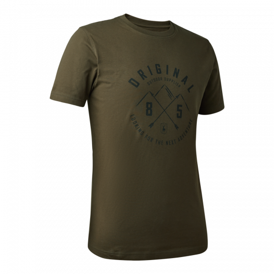 Das Deerhunter Herren T-Shirt Nolan in der Farbe Deep Green verfügt über einen Rundhalsausschnitt und hat einen Print auf der Brust. Bild auf weißem Hintergrund.