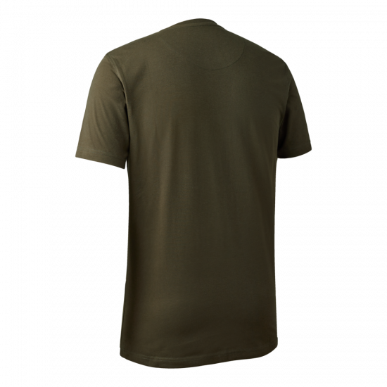 Das Deerhunter Herren T-Shirt Nolan in der Farbe Deep Green verfügt über einen Rundhalsausschnitt und hat einen Print auf der Brust. Bild auf weißem Hintergrund.