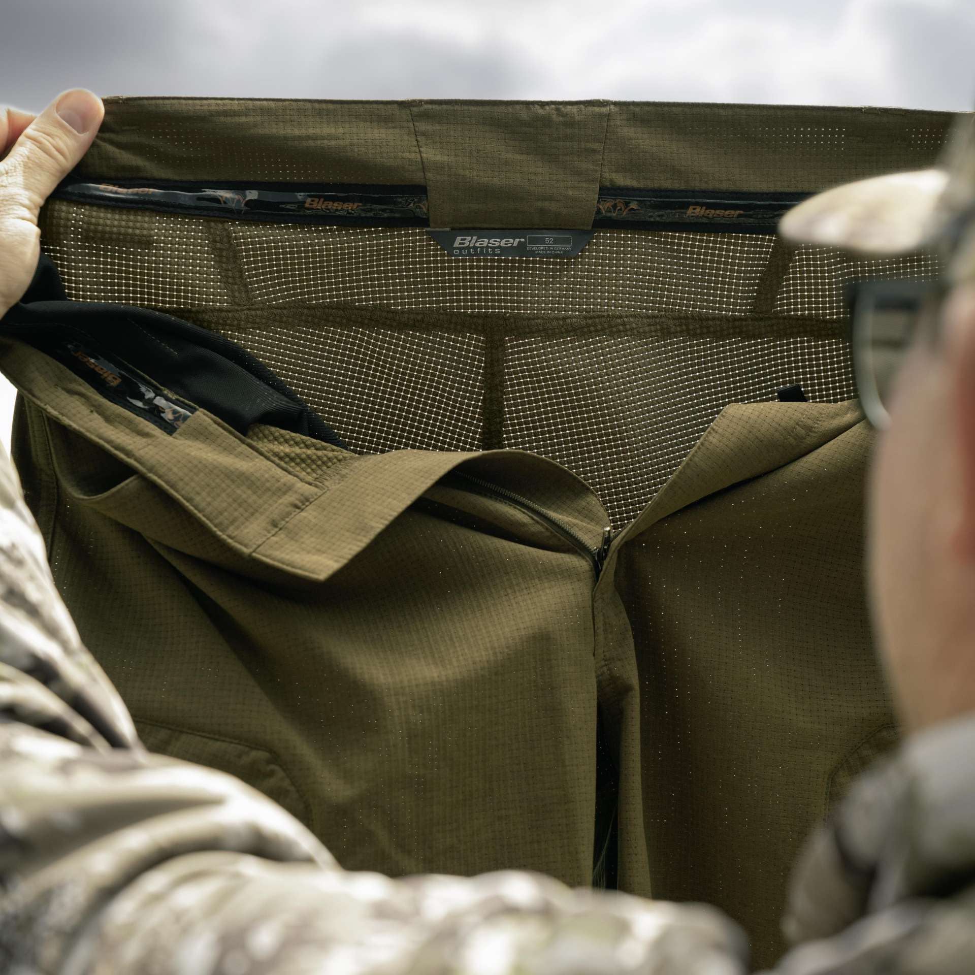 Die Blaser Herren Jagdhose AirFlow in der Farbe dunkel oliv besteht aus leichtem und hoch atmungsaktivem Stoff. Vorgeformte Kniebereiche und viele Taschen.