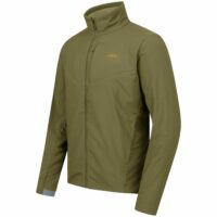 blaser-herren-stretch-jagdjacke-alpha ie Blaser Herren Stretch Jagdjacke Alpha in dunkeloliv aus geräuscharmen und sehr leichtem POLARTEC Stretch Material. Atmungsaktiv, wasser- und winddicht mit vielseitigen Taschen. Bild auf weißem Hintergrund.