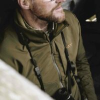 blaser-herren-stretch-jagdjacke-alpha ie Blaser Herren Stretch Jagdjacke Alpha in dunkeloliv aus geräuscharmen und sehr leichtem POLARTEC Stretch Material. Atmungsaktiv, wasser- und winddicht mit vielseitigen Taschen. Bild auf weißem Hintergrund.