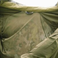 blaser-herren-stretch-jagdjacke-alpha ie Blaser Herren Stretch Jagdjacke Alpha in dunkeloliv aus geräuscharmen und sehr leichtem POLARTEC Stretch Material. Atmungsaktiv, wasser- und winddicht mit vielseitigen Taschen. Bild auf weißem Hintergrund.