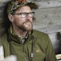 blaser-herren-stretch-jagdjacke-alpha ie Blaser Herren Stretch Jagdjacke Alpha in dunkeloliv aus geräuscharmen und sehr leichtem POLARTEC Stretch Material. Atmungsaktiv, wasser- und winddicht mit vielseitigen Taschen. Bild auf weißem Hintergrund.