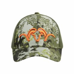 Die Blaser HunTec Trucker Kappe ist atmungsaktiv mit Netzfutter und schützt vor Sonne. In der Farbe Camo mit Argali-Logo in Orange, auch in Oliv erhältlich. Bild auf weißem Hintergrund.