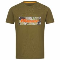 blaser-herren-t-shirt Das Blaser Herren T-Shirt in Olive und Schwarz mit Logo-Print in HunTec Camo ist pflegeleicht durch Baumwollanteil. Bild auf weißem Hintergrund.