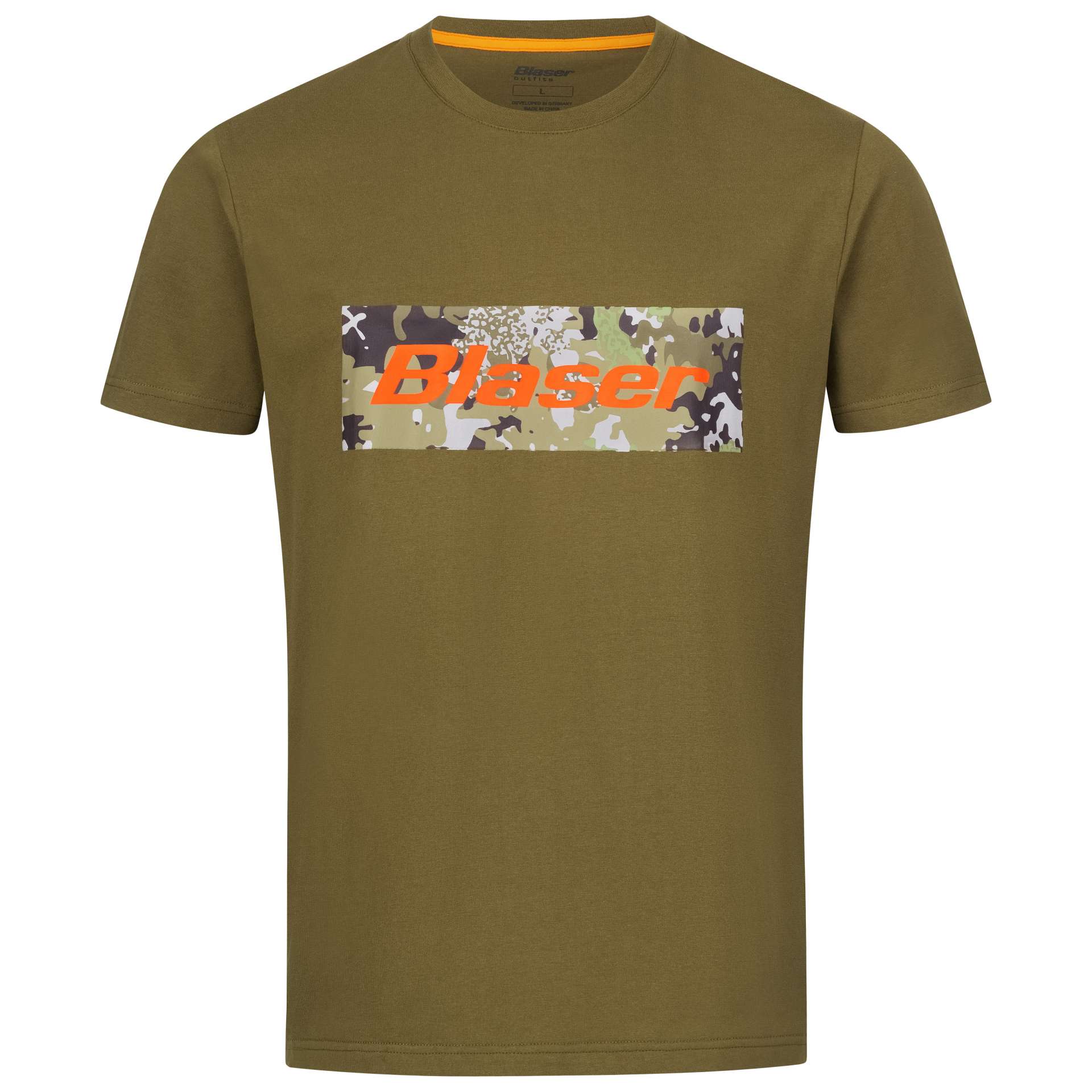 blaser-herren-t-shirt Das Blaser Herren T-Shirt in Olive und Schwarz mit Logo-Print in HunTec Camo ist pflegeleicht durch Baumwollanteil. Bild auf weißem Hintergrund.