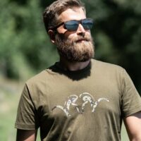 blaser-herren-tshirt-argali Das Blaser Herren T-Shirt Argali in der Farbe Olive mit Argali-Logo in Camodruck auf der Brust. Pflegeleicht und atmungsaktiv mit hohem Baumwollanteil. In 4 Farben erhältlich. Bild auf weißem Hintergrund.