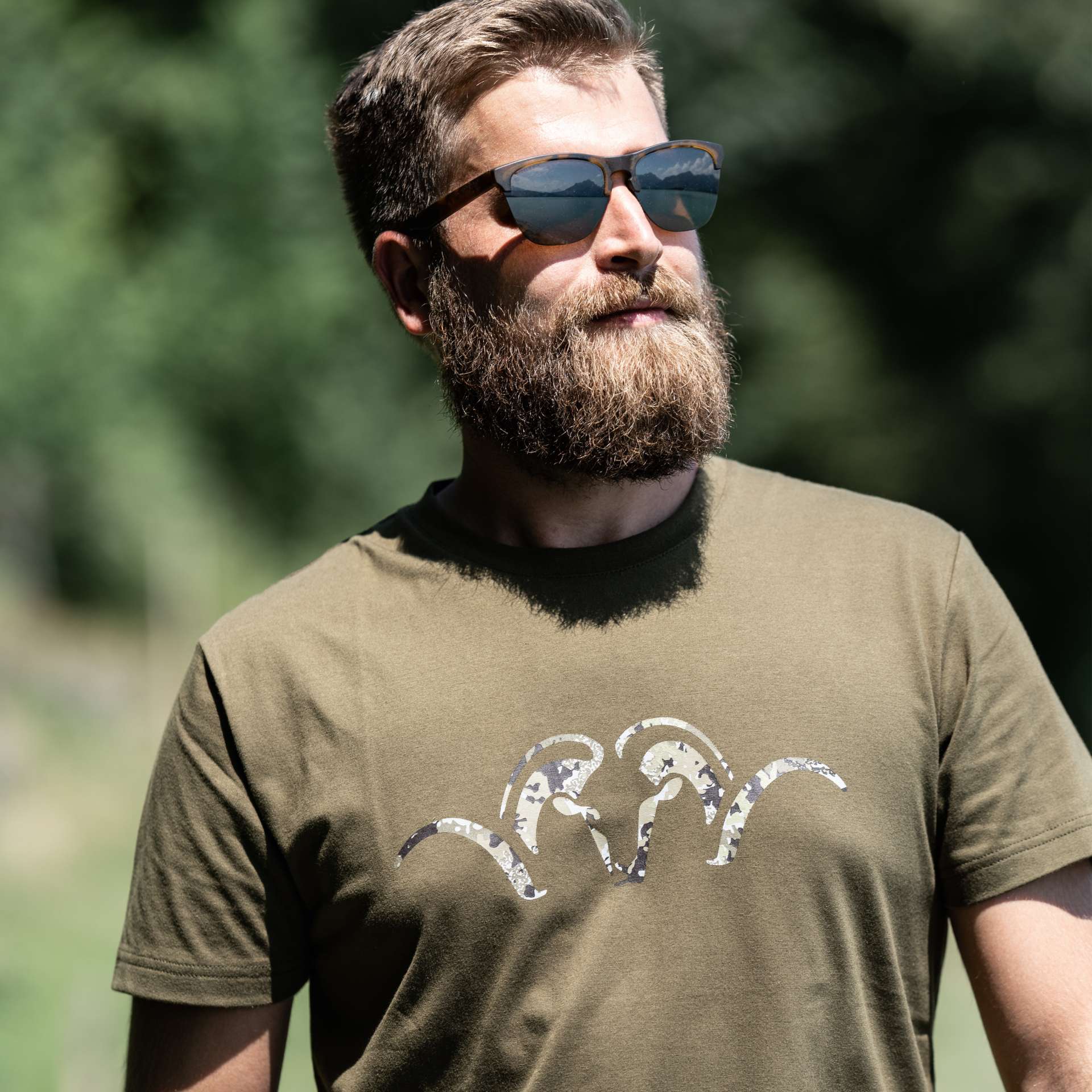 Das Blaser Herren T-Shirt Argali in der Farbe Olive mit Argali-Logo in Camodruck auf der Brust. Pflegeleicht und atmungsaktiv mit hohem Baumwollanteil. In 4 Farben erhältlich. Bild auf weißem Hintergrund.