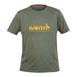 Das Hart Herren T-SHirt Earth in Dusty Olive mit Aufschrift Earth auf der Brust und. Rippstrickkragen besteht aus Baumwolle und Bambus und ist atmungsaktiv, antibakteriell und schützt vor Sonne. Bild auf weißem Hintergrund.